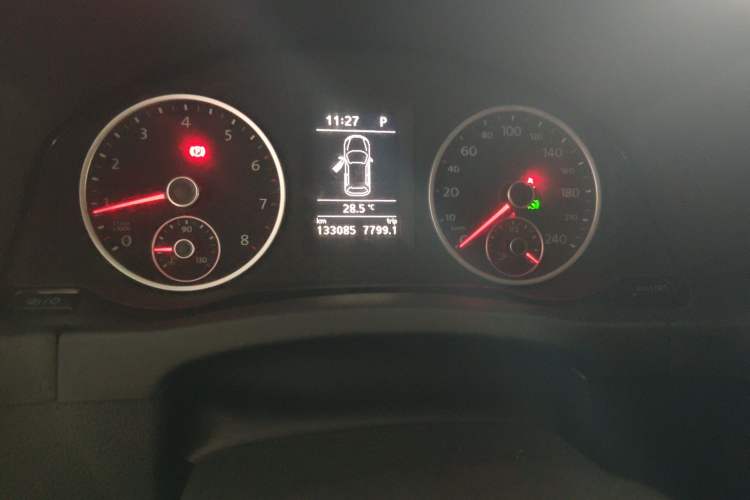 Used Volkswagen Tiguan 2015 1.8TSI Automatic Two-Wheel Drive Trend Edition Odometer Close Up