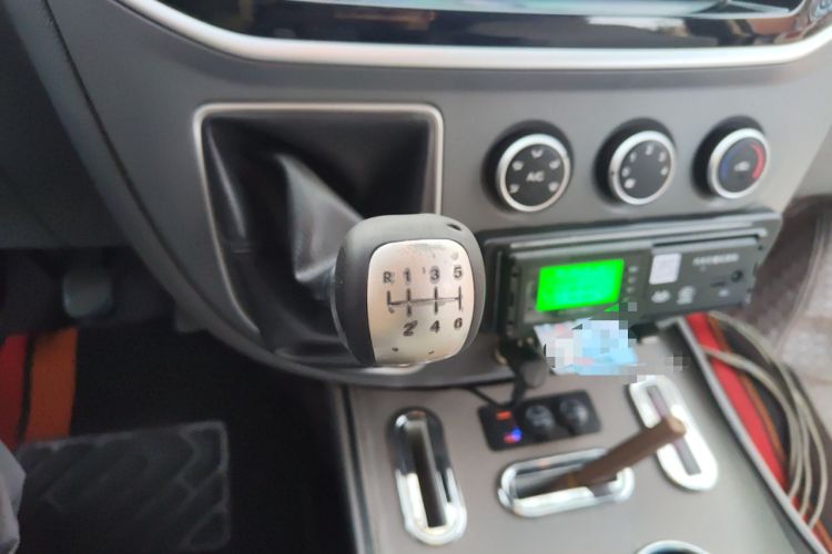 Used SAIC MAXUS Xintu V80 2019 2.5T Classic Model 6-Speed Manual Commercial Van with Short Wheelbase and Low Roof 9-Seater