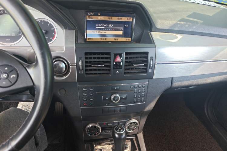 Used Mercedes-Benz GLK-Class 2011 GLK 300 4MATIC Luxury Model Audio And AC Panel