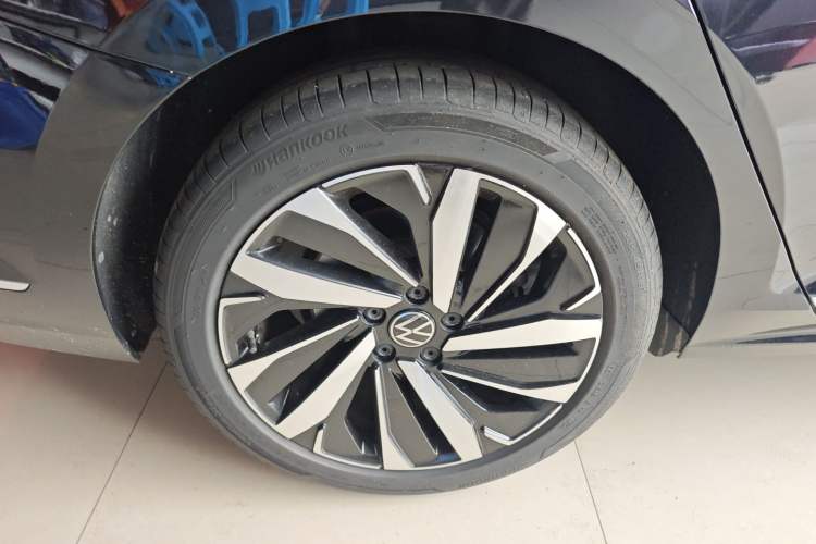 Used Volkswagen Passat 2024 380TSI Elite Edition Right Rear Wheel Hub