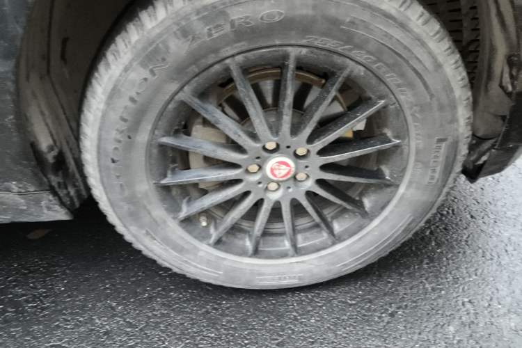 Used Jaguar F-PACE 2016 2.0T Two-Wheel Drive Urban Luxury Edition Right Front Wheel Hub