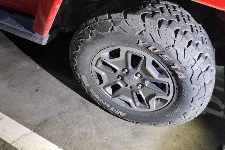 Used Jeep Wrangler 2014 3.0L Sahara Four-Door Edition Right Front Wheel Hub