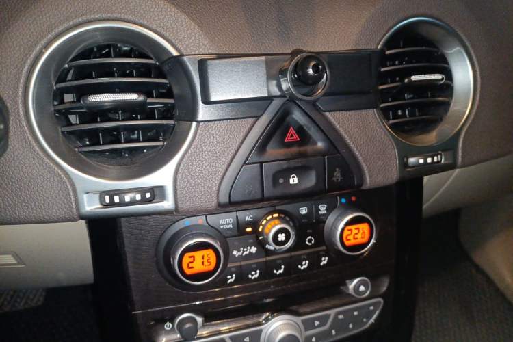 Used Renault Koleos 2012 2.5L 4x4 Comfort Edition with Navigation
