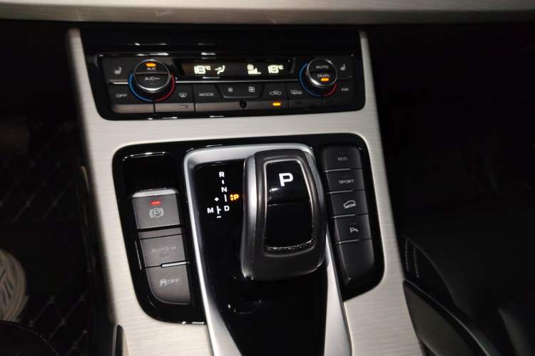 Used Geely Auto Emgrand X7 Sport 2020 1.8TD DCT Two-Wheel Drive Smart Connect 4G-Enabled Version
