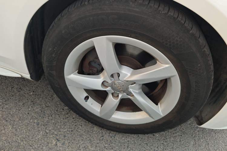 Used Audi A4L 2013 35 TFSI Automatic Standard Model Right Front Wheel Hub