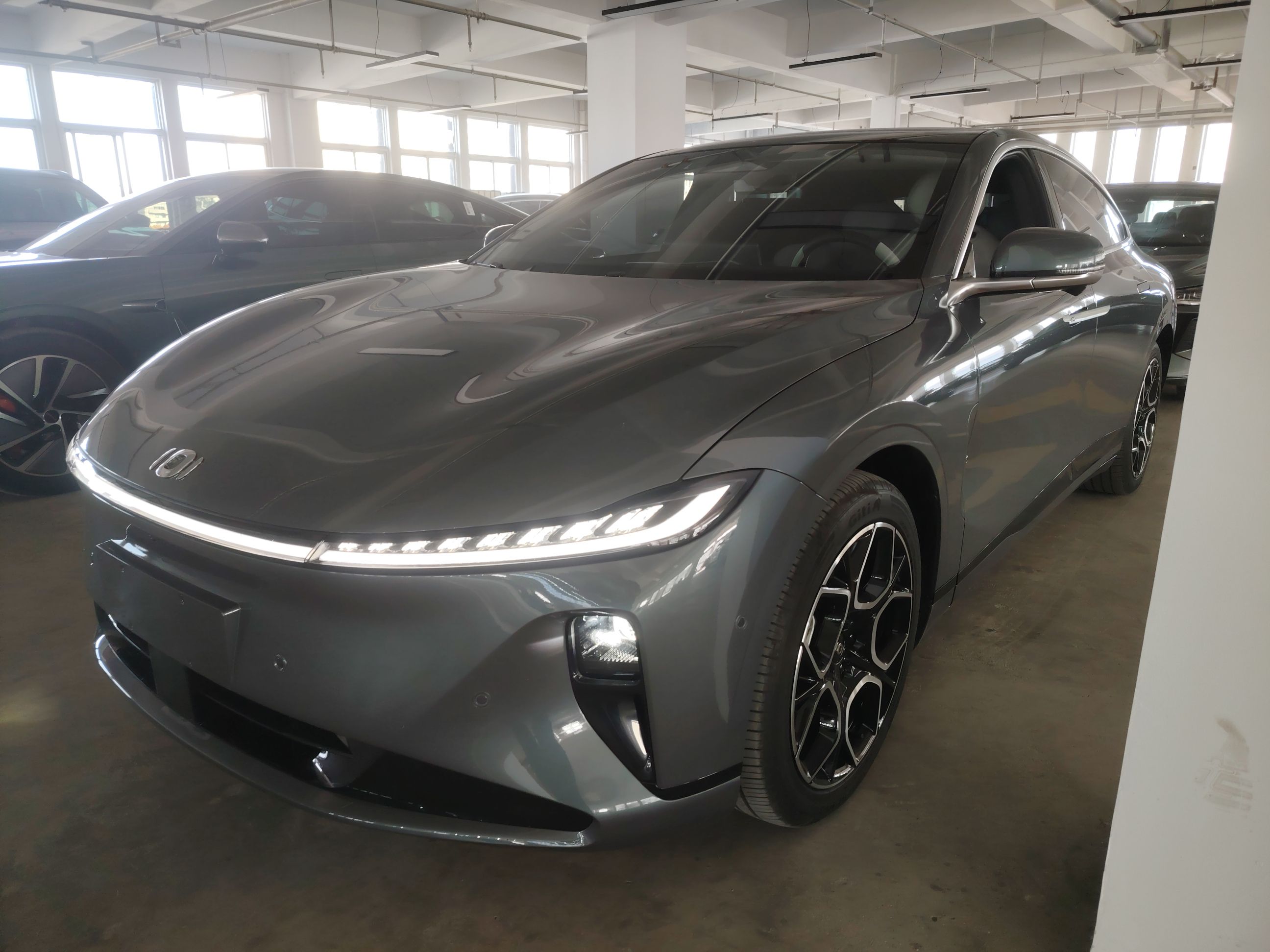 Под передней частью автомобиля