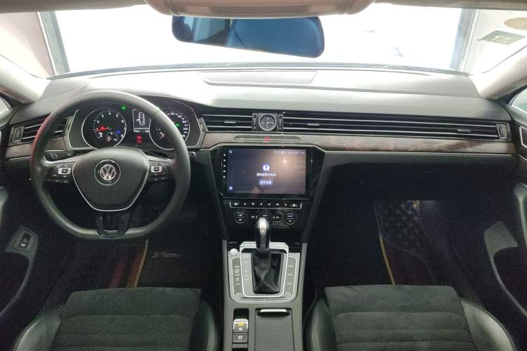 Used Volkswagen Magotan 2017 330TSI DSG Luxury Model Center Console