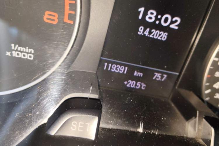 Used Audi A4L 2010 2.0 TFSI Technology Edition Odometer Close Up