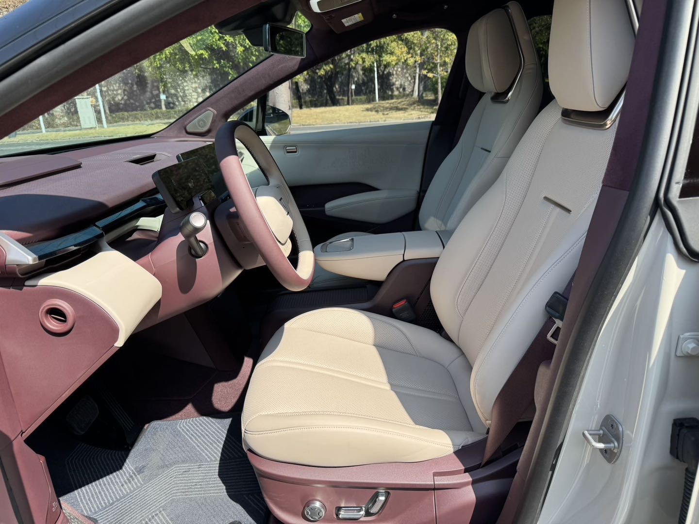 Переднее сиденье в автомобиле