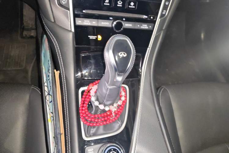 Used Infiniti Q50L 2018 2.0T Enjoyment Version China VI Standard Gear Lever