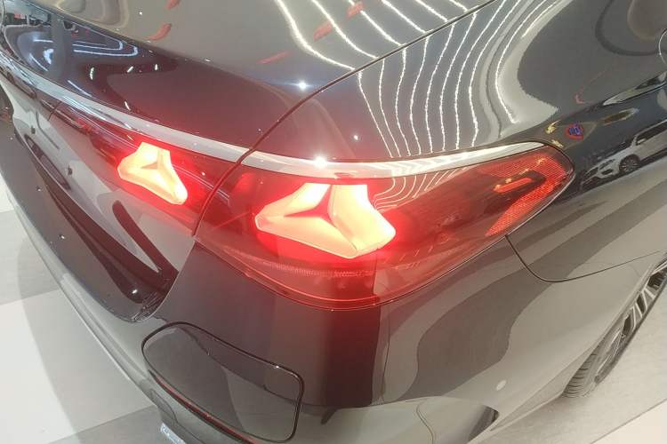 Used Mercedes-Benz E-Class New Energy 2024 E 350 e L Plug-in Hybrid Sports Sedan
