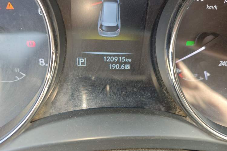 Used Nissan X-Trail 2015 2.0L CVT Comfort MAX Edition 2WD Odometer Close Up