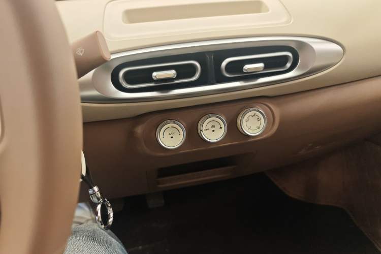 Used Wuling Hongguang MINIEV 2025 Four-Door Version Advanced Edition Audio And AC Panel