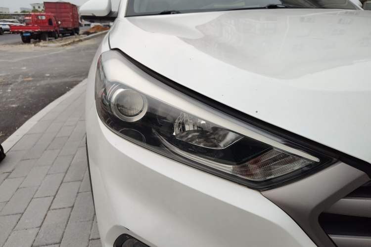 Used Hyundai Tucson 2015 1.6T Dual-Clutch Two-Wheel-Drive Smart Model Right Front Headlight