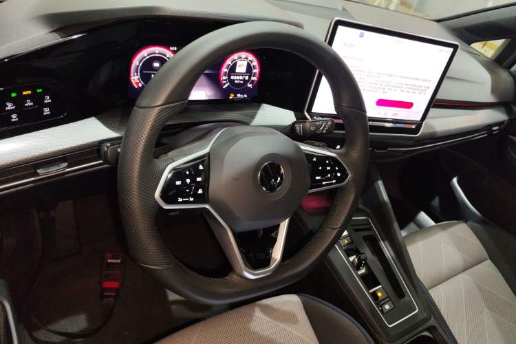 Used Volkswagen Golf 2025 Facelift 300TSI R-Line Steering Wheel