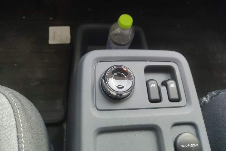 Used Wuling Yangguang 2024 300KM Comfort Version Passenger Van 75kW
