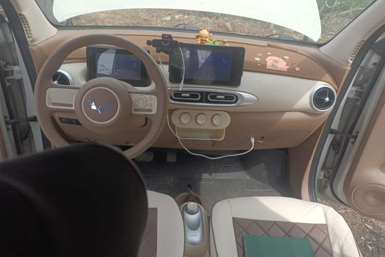 Used Wuling Hongguang MINIEV 2025 Four-Door Version Zhenxiang+ Edition Center Console