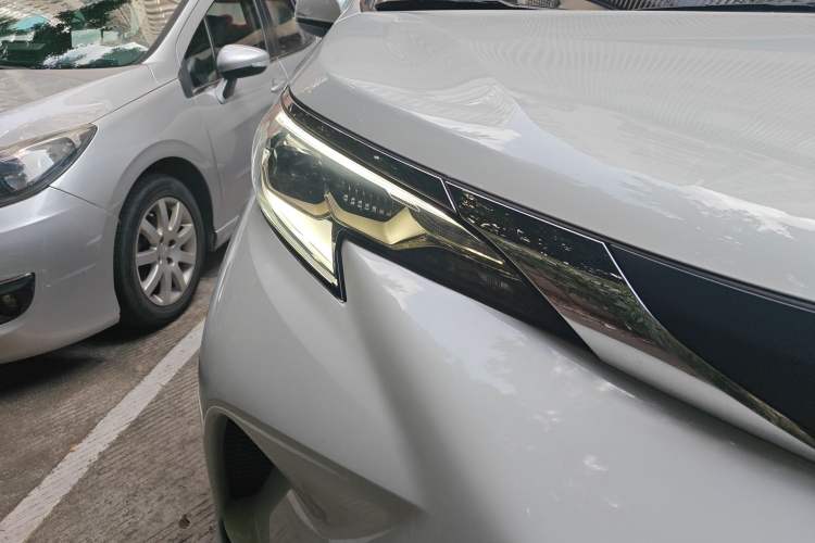 Used Toyota Granvia 2023 2.5L Hybrid Comfort Edition Right Front Headlight