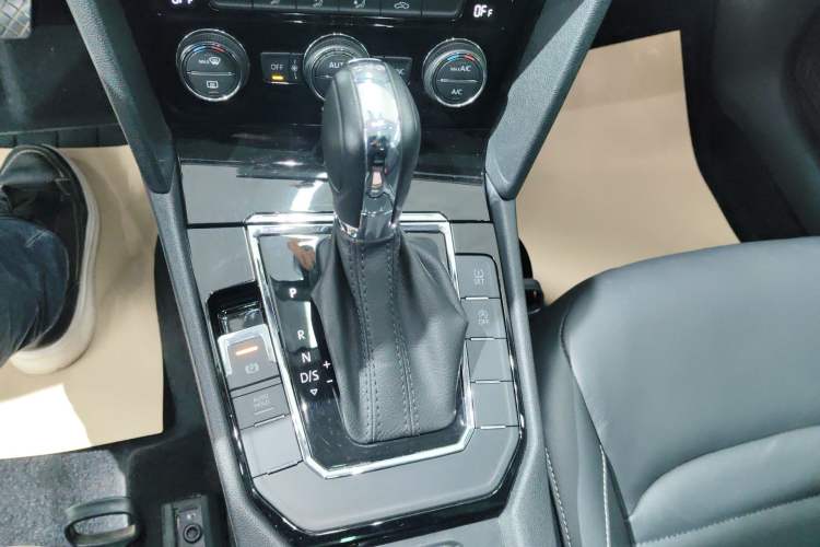 Used Volkswagen Lamando 2018 280TSI DSG Comfort Edition Gear Lever