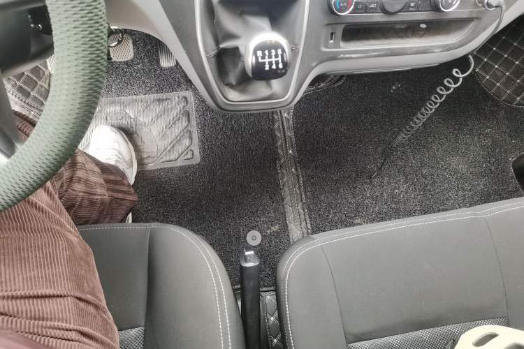 Used SAIC MAXUS Xintu V80 2021 2.0T Manual Classic Aoyuntong Short Wheelbase Mid-Roof 5/6-Seater
