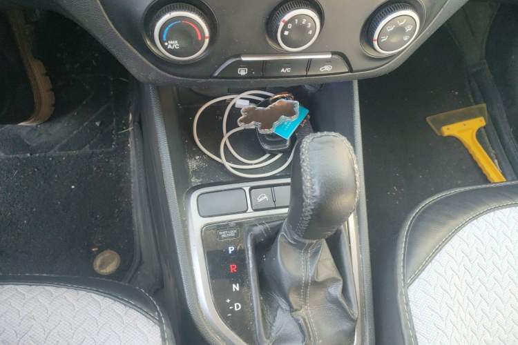 Used Hyundai ix25 2015 1.6L Automatic Two-Wheel Drive Smart GLS Trim Gear Lever