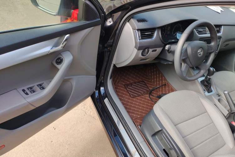 Used Skoda Octavia 2015 1.6L Automatic Yijie Edition Driver Seat