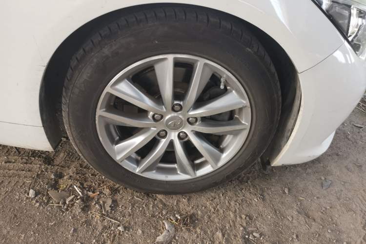 Used Infiniti Q50 2014 3.7L Luxury Edition Right Front Wheel Hub