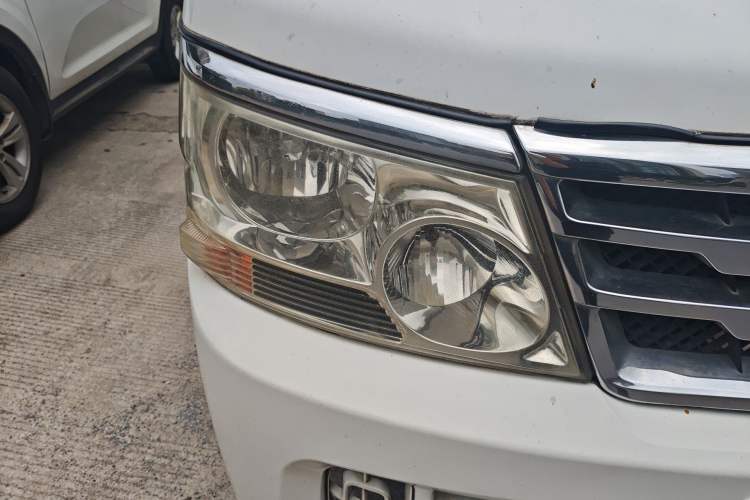 Used Jinbei Hiace 2011 2.0L 5th Generation Kuaiyunwang Standard Version 4G19 Right Front Headlight