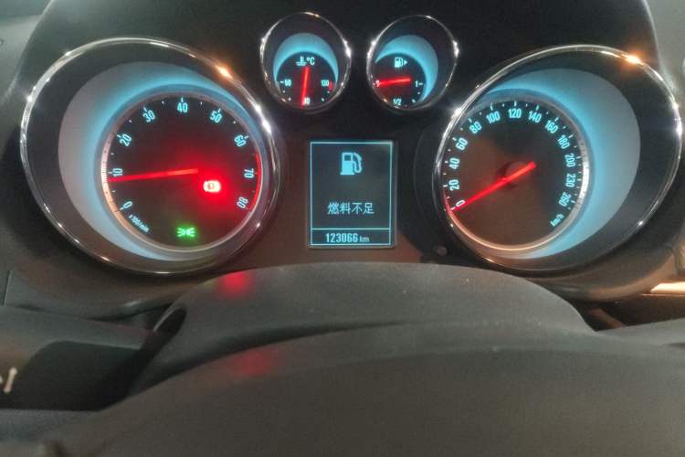 Used Buick Regal 2015 1.6T Leading Technology Model Odometer Close Up