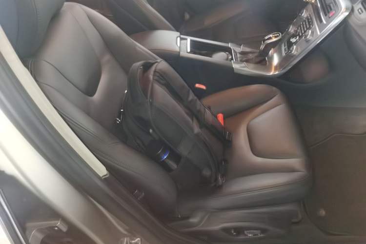 Used Volvo S60 2015 S60L 2.0T Zhiyuan Edition
