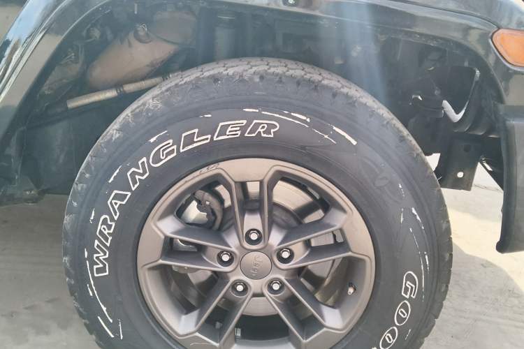 Used Jeep Wrangler 2016 3.0L Sahara 75th Anniversary Edition Right Front Wheel Hub