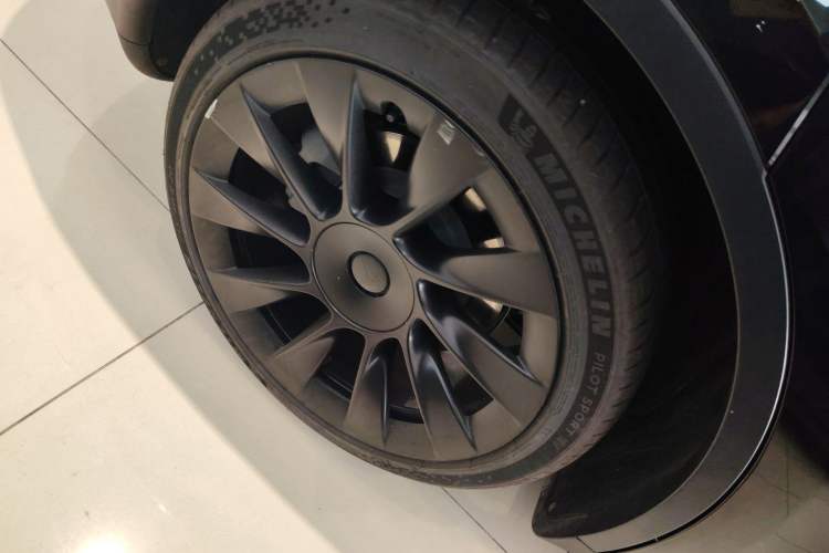 Used Tesla Model Y 2021 Long-Range All-Wheel-Drive Version Right Rear Wheel Hub