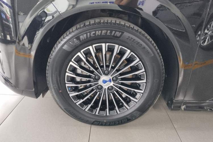 Used Denza D9 2024 DM-i 980 Four-Wheel Drive Prestige Model Left Front Wheel Hub