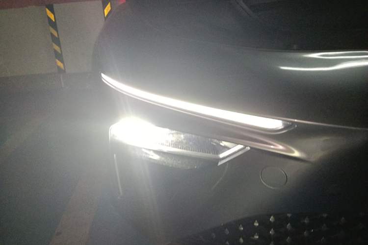 Used NETA S 2022 Extended-Range Version 1160 km Range Rear-Wheel-Drive Compact Edition Right Front Headlight