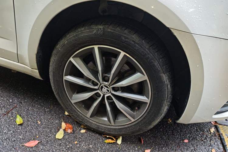 Used Skoda Octavia 2017 1.6L Automatic Chuanxing Edition Right Front Wheel Hub