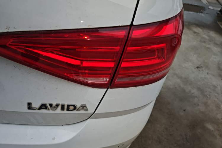 Used Volkswagen Lavida 2015 1.6L Automatic Fashion Edition Exterior 3