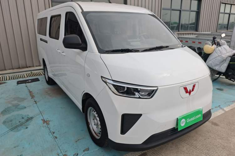 Used Wuling Yangguang 2024 300km Comfort-Grade Passenger Van 60kW