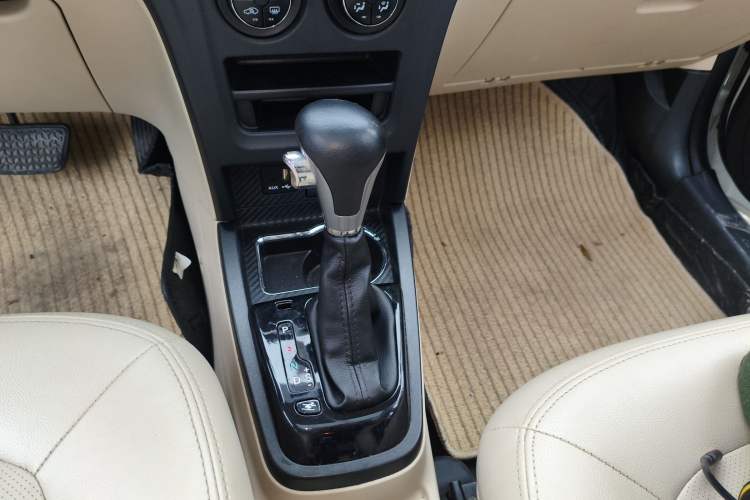 Used FAW Yingzhi G3 2015 1.5L CVT Zhihao Edition Gear Lever