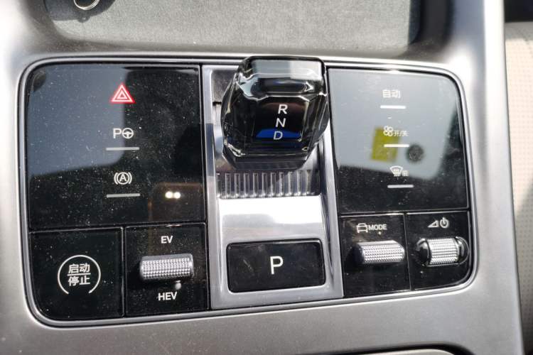 Used BYD Seal 07 DM-i 2025 Intelligent Driving Version DM-i 1.5L 125 km Prestige Edition Gear Lever