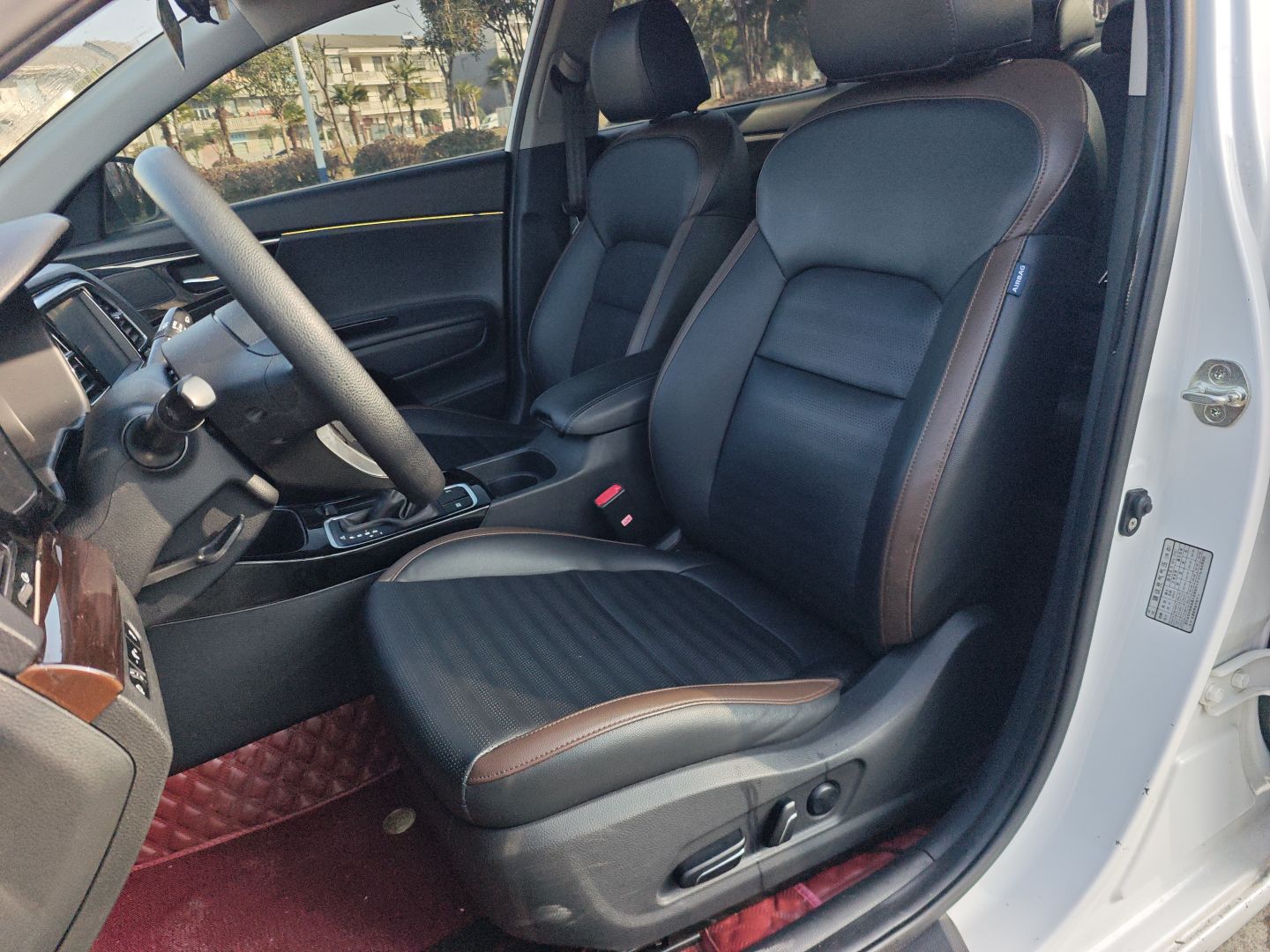 Переднее сиденье в автомобиле