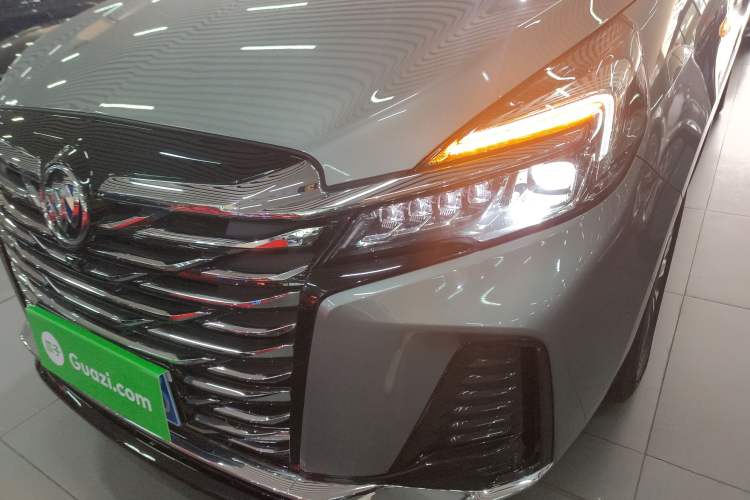 Used Buick GL8 2023 Facelifted Land Cruiser Executive Luxury Version
