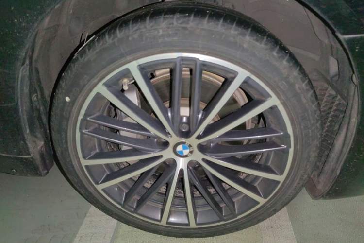Used BMW 5 Series 2021 Facelifted 530Li Leading Edition M Sport Package Right Front Wheel Hub
