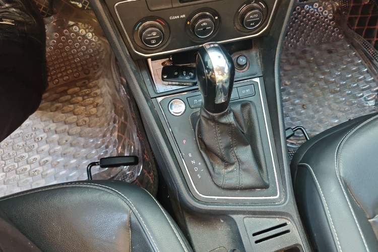 Used Volkswagen Gran Lavida 2017 180TSI DSG Comfort Edition Gear Lever