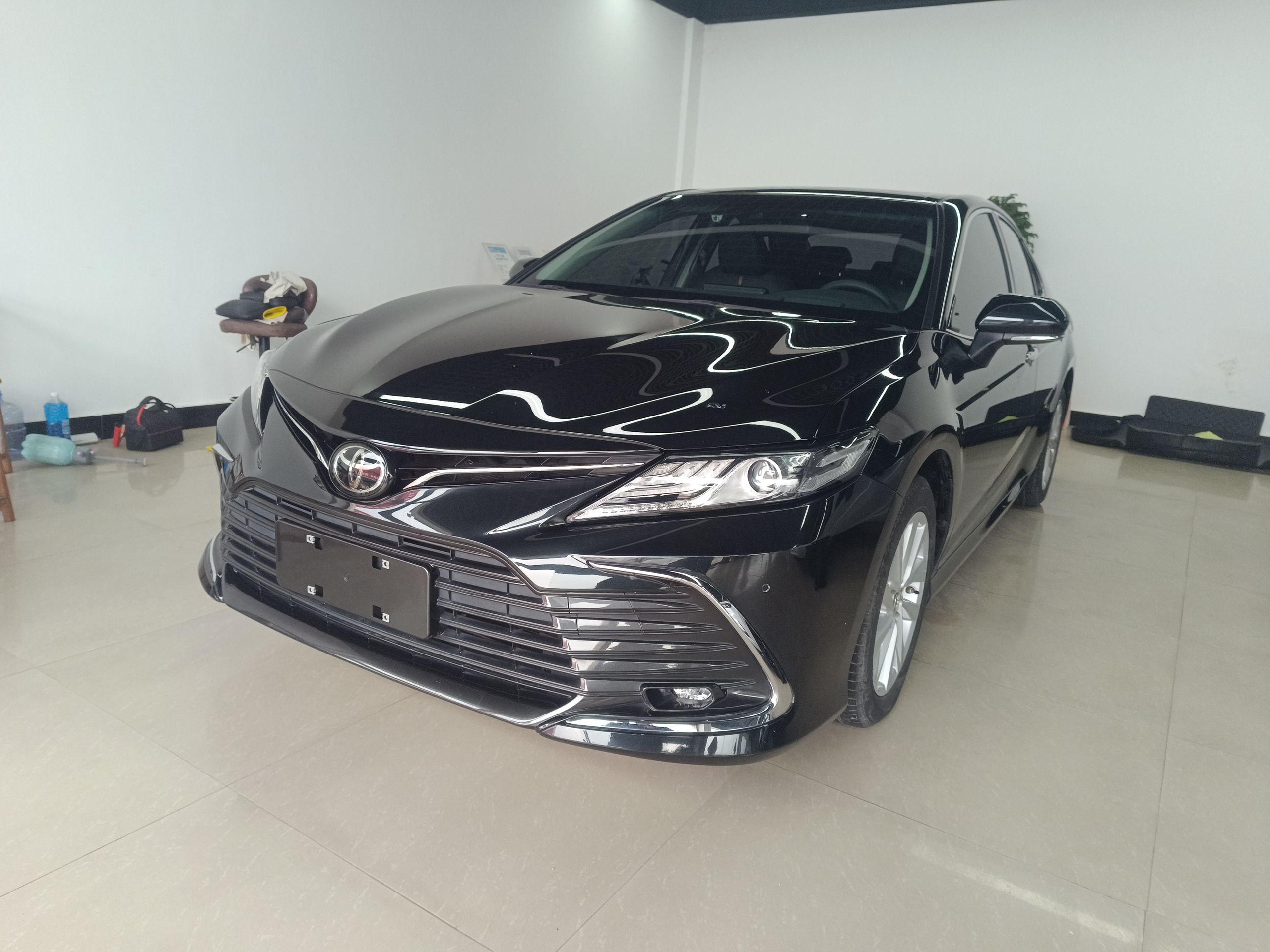 Под передней частью автомобиля