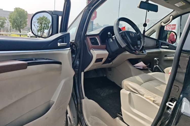 Used FORTHING Lingzhi 2019 M5L 1.6L 7-Seater Luxury Model China VI Standard
