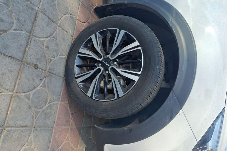 Used Kia kx1 Stonic 2021 1.4L CVT Fun & Sunroof Model Right Front Wheel Hub