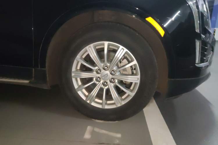 Used Cadillac XT5 2018 28E Four-Wheel Drive Tech Version Right Front Wheel Hub