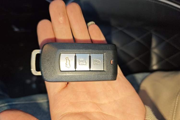 Used Mitsubishi Outlander 2020 2.4L 4x4 Zhi Xiang Edition 7-Seater
