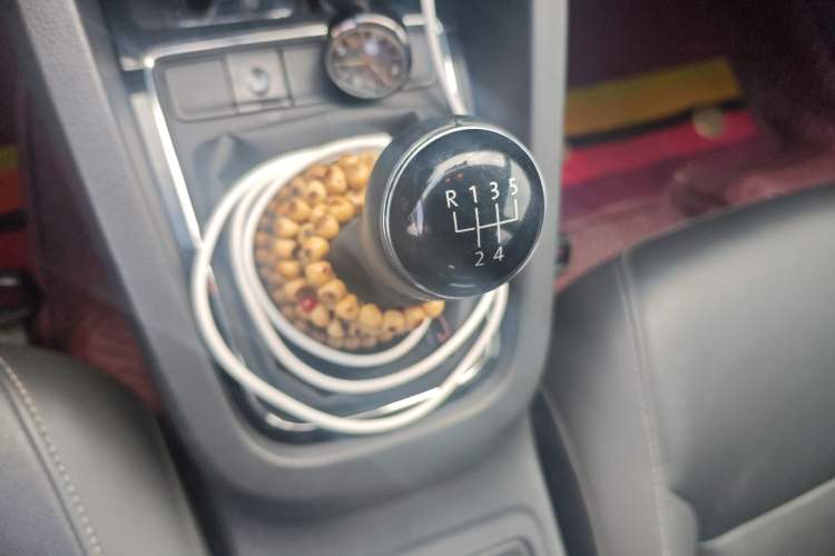 Used Volkswagen Sagitar 2015 1.6L Manual Comfort Model Gear Lever