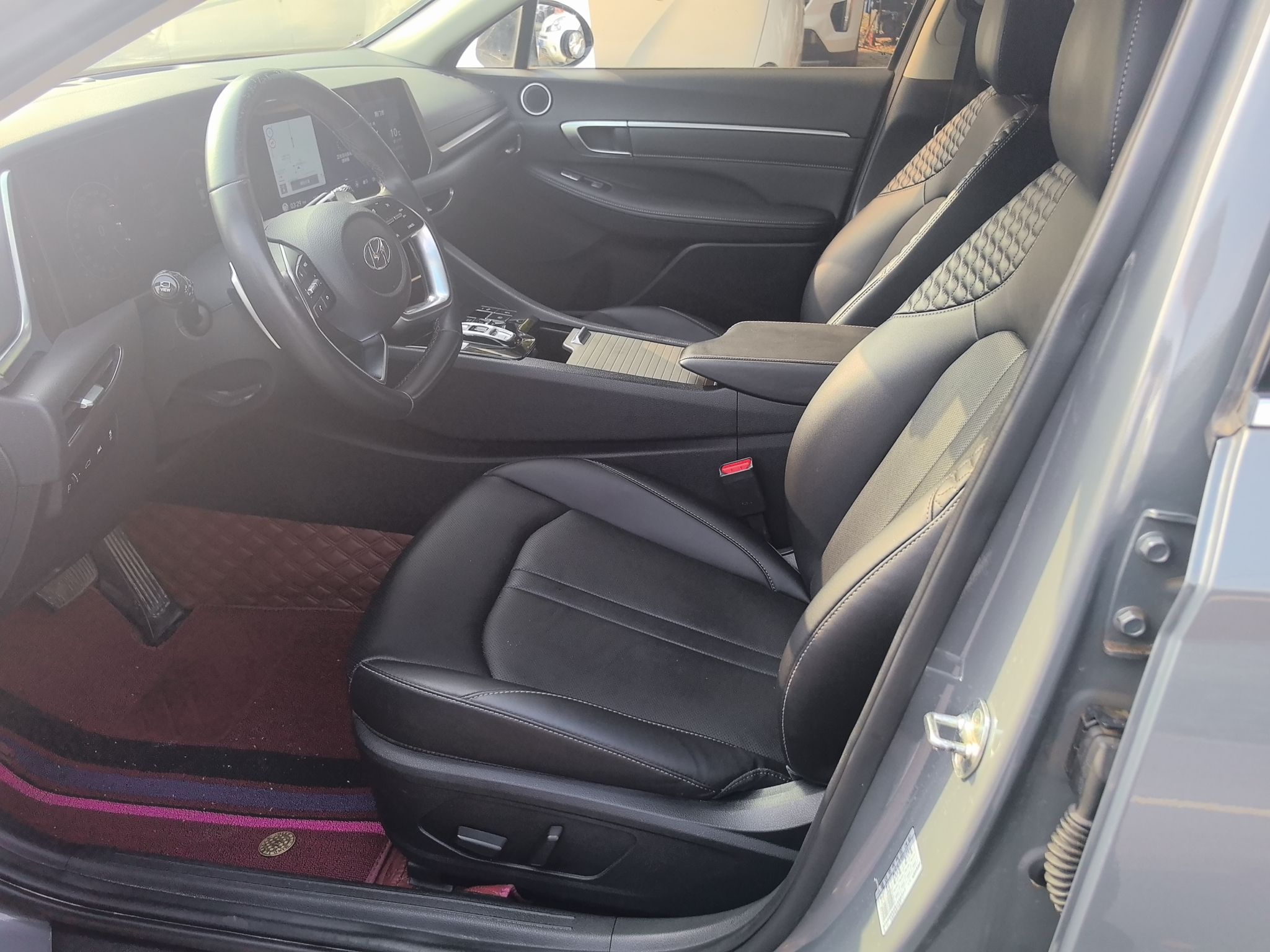 Переднее сиденье в автомобиле